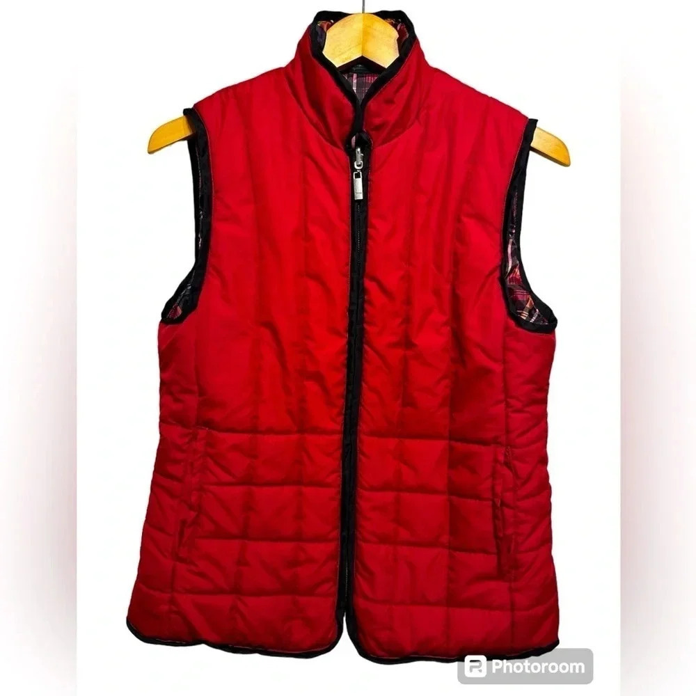Izod Women’s Reversible quilted vest. Burgundy & Burgundy, black,tan plaid